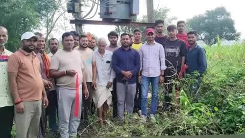 डोमचांच: ग्रामीणों की मांग पर डोमचांच कराखुट देवी मंडप के पास, प्रखंड प्रमुख की पहल से 2 दिन में ट्रांसफार्मर उपलब्ध कराया गया