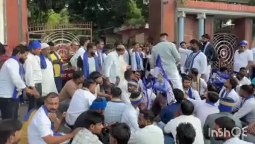 सहारनपुर: बाराबंकी में चंद्रशेखर आजाद के काफिले पर हमले का आरोप, सहारनपुर में ASP कार्यकर्ताओं का जोरदार प्रदर्शन