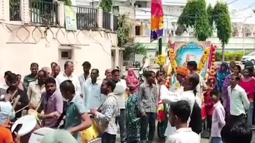गंगधार: उन्हैल में बाबा रामदेव जयंती पर निकली दो शोभायात्राएं, पुष्पवर्षा कर किया गया स्वागत