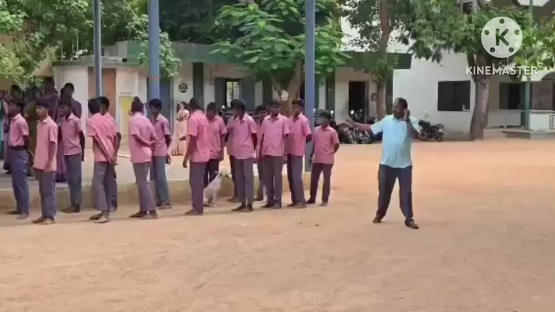 நாட்றாம்பள்ளி: ஜங்களாபுரம் அரசு மேல்நிலைப் பள்ளியில் தடுப்பூசி போடுவதற்காக தெருநாயை பிடிக்க முற்பட்டபோது பள்ளி மாணவனிடம் ஓடிய வளர்ப்புநாய் வீடியோ வைரல்