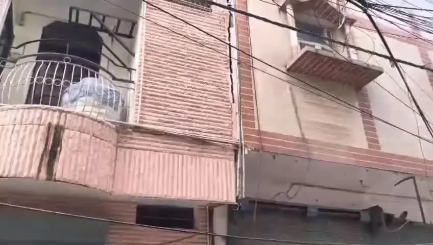 यमुना विहार: गांधी नगर में इमारत झुकी, MCD ने किया सील