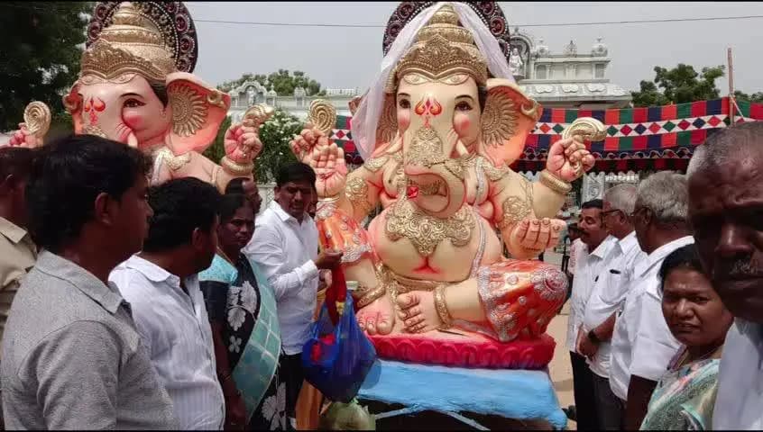పీలేరు: కలికిరిలో కోలాహలంగా ప్రముఖ సిబ్బాల దినకర్ చే ఉచిత వినాయక విగ్రహాల పంపిణీ కార్యక్రమం