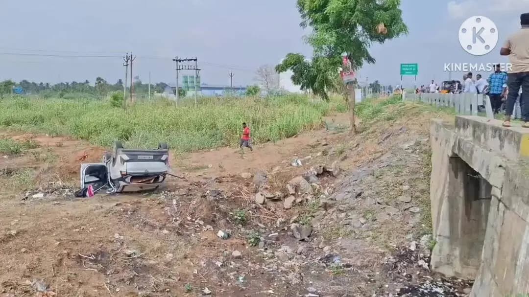 ஆம்பூர்: மின்னூர் NH சாலையில் சென்ற கார் மீது மோதாமல் இருக்க காரை திருப்பிய போது சாலையோர பள்ளத்தில் தலைகுப்புற கவிழ்ந்து விபத்து