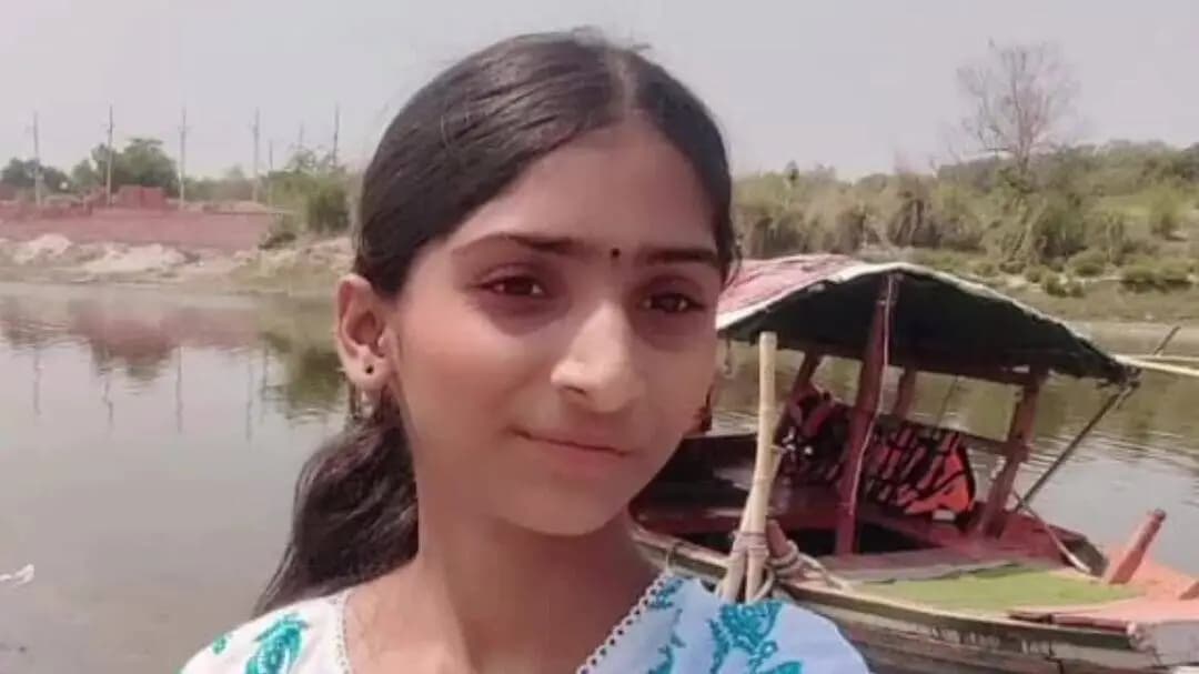 सुल्तानपुर: भरसारे में सो रही छात्रा को सांप ने डंसा, जिससे हुई मौत
