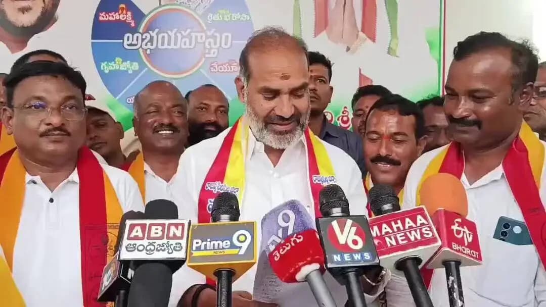 వేములవాడ: ముదిరాజులు ఇచ్చిన వినతి పత్రాన్ని తీసుకొని మీడియాతో మాట్లాడుతున్న ప్రభుత్వ విప్ వేములవాడ ఎమ్మెల్యే ఆది శ్రీనివాస్