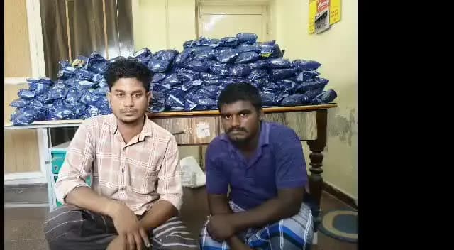 கீழ்வேளூர்: கீழ்வேளூர் பகுதியில தடை செய்யப்பட்ட புகையிலைப் பொருட்களை விற்பனைக்கு வைத்திருந்த இரண்டு பேர் கைது
