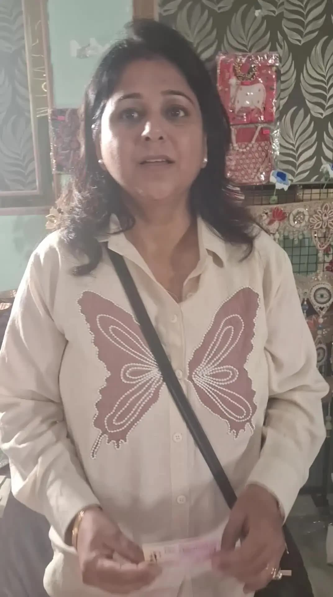 प्रयागराज - शहर में इन दिनों एक खास प्रदर्शनी लोगों के आकर्षण का केंद्र बनी हुई है।
हस्तशिल्प, गिफ्ट्स और त्योहारों की