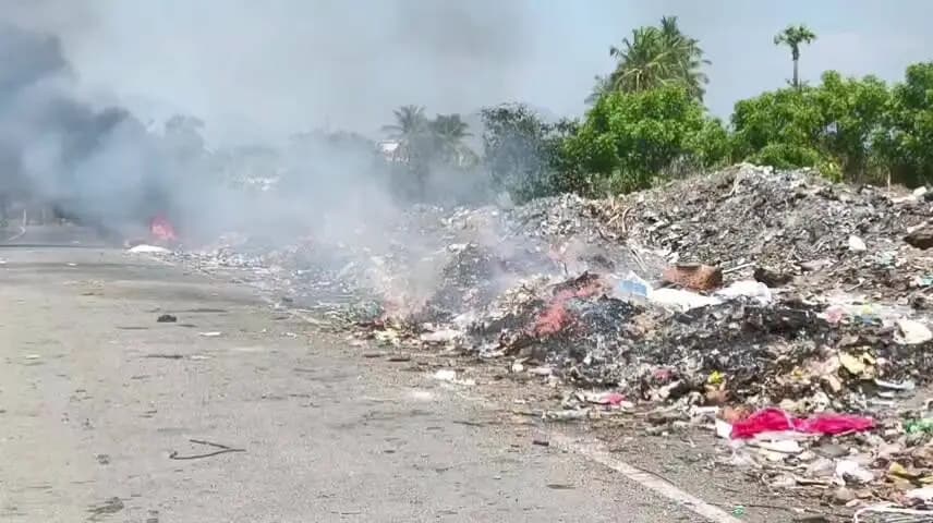 ராசிபுரம்: சாலை ஓரத்தில் பிளாஸ்டிக் குப்பைகளை எரிப்பதால் பொதுமக்கள் அவதி