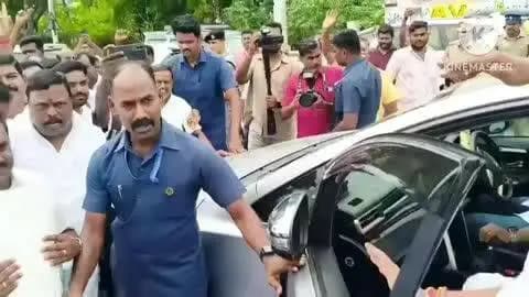 குளித்தலை: முன்னாள் முதல்வர் எடப்பாடி பழனிச்சாமிக்கு மாவட்ட அதிமுக சார்பில் சிறப்பான வரவேற்பு அளித்தனர்.