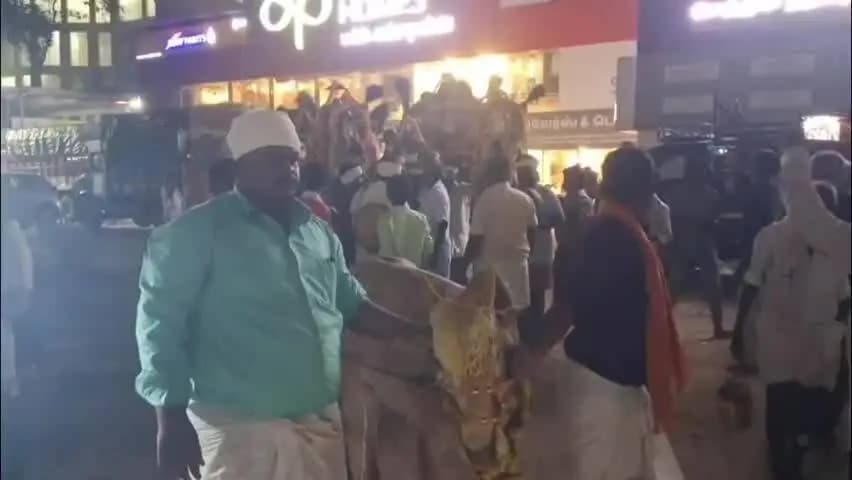 ஓசூர்: மழை வேண்டி வினோத வழிபாடு: நள்ளிரவில் தலையில் தேங்காய் உடைத்து குரும்பர் சமுதாய மக்கள் நேர்த்திக்கடன்
