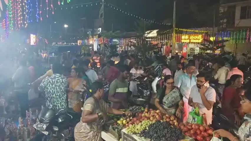 రాయదుర్గం: వినాయక చవితి, మారెమ్మ జాతరల నేపథ్యంలో పట్టణంలో కిక్కిరిసిపోయిన మార్కెట్ లు