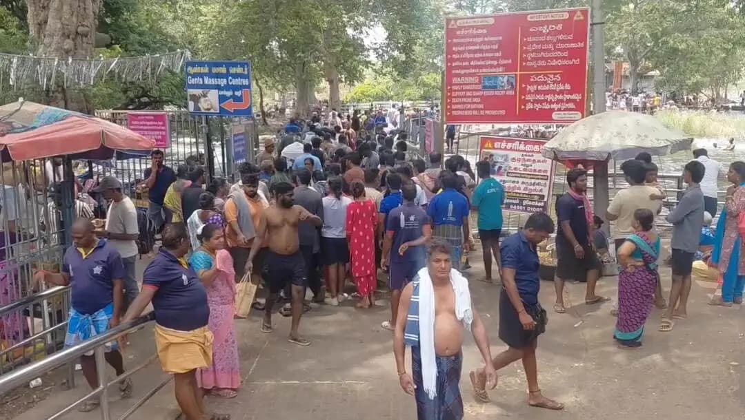 தருமபுரி: காவிரி ஆற்றில் நீர்வரத்து 8,000 கனஅடி ஞாயிறு விடுமுறையை கொண்டாட ஒகேனக்கல்லில் குவிந்த சுற்றுலா பயணிகள்