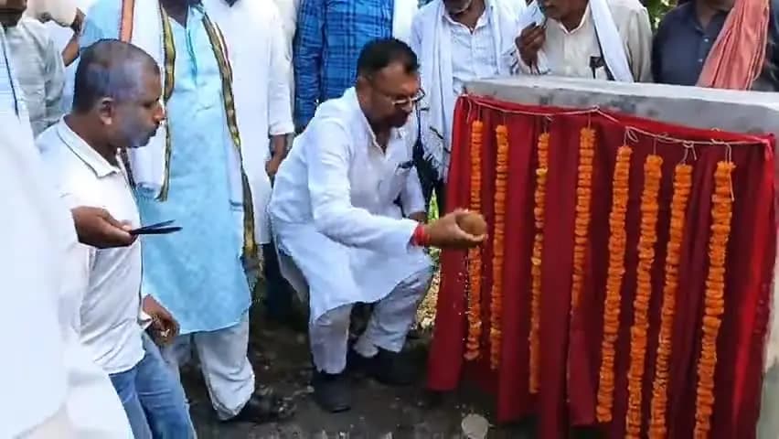 सरैया: अमैठा पंचायत में 10 लाख की पीसीसी सड़क का शिलान्यास, विधायक बोले- हर साल जनता को दूंगा काम का हिसाब