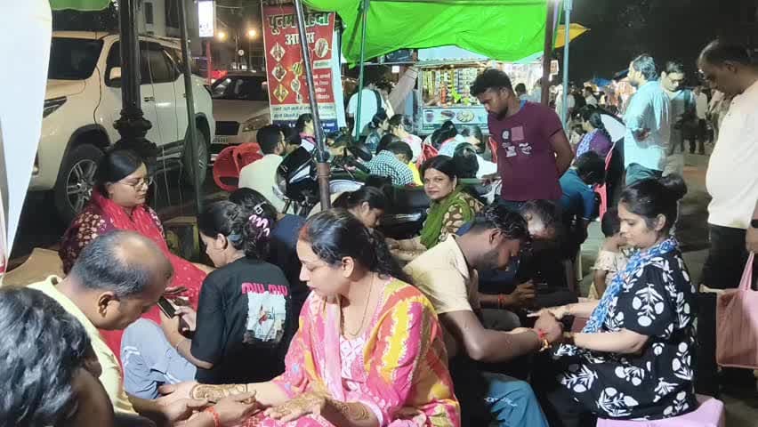 सदर: सिविल लाइंस में हरतालिका तीज को लेकर शहर की महिलाओं में खासा उत्साह, मेंहदी लगवाने पहुंची महिलाएं