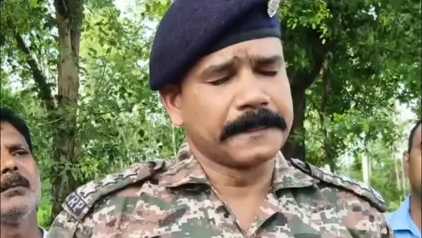 बेल्थरा रोड: सोनाडीह दोथ गांव में पूर्व फौजी हत्याकांड के परिजनों से मिले सीआरपीएफ सहायक कमांडेंट, महानिदेशालय को भेजी रिपोर्ट