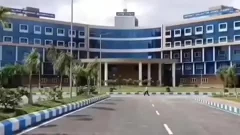 வாலாஜா: புளியங்கன்னு மற்றும் அவரைக் கரை கிராமங்களை சேர்ந்தவர்கள் வீட்டுமனைக்கு பட்டா கேட்டு நூற்றுக்கும் மேற்பட்டோர் மாவட்ட ஆட்சியர் அலுவலகத்தை முற்றுகை
