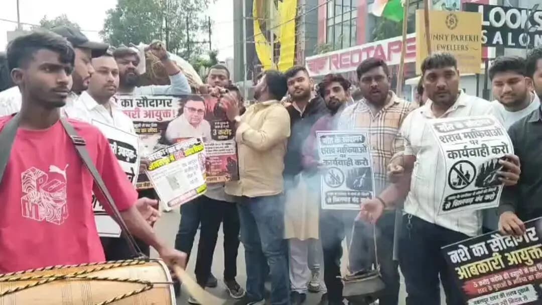 जबलपुर: जबलपुर में युवा कांग्रेस ने शराब दुकानों पर अधिक दाम वसूली के विरोध में निकाला अर्थी जुलूस