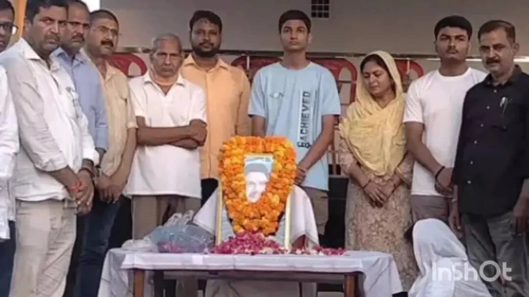 बलिया: दिवंगत शिक्षक राकेश सिंह के परिवार को मिलेंगे ₹50 लाख, टीएससीटी की टीम ने घर पहुंचकर औपचारिकताएं पूरी कीं