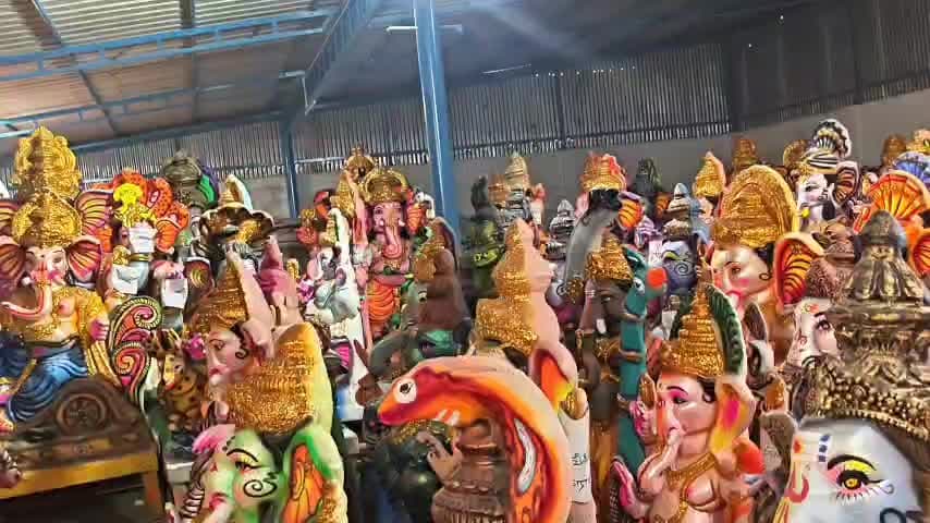 திருப்பத்தூர்: திருப்பத்தூரில் விநாயகர் சதுர்த்திக்கு
வீட்டில் வைத்து வழிபாடு செய்ய தேவையான பொருட்களை ஆர்வமாக வாங்கி சென்ற பொதுமக்கள்