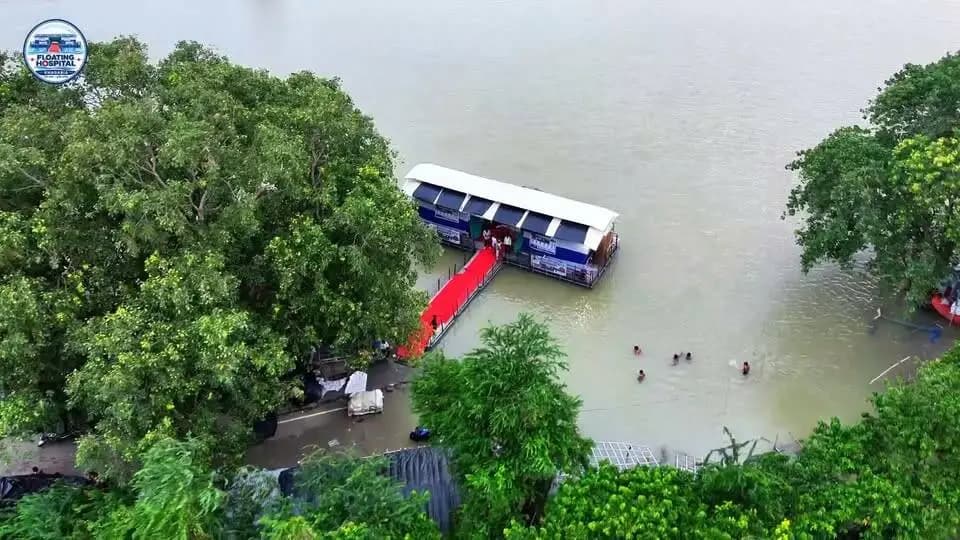 फ्लोटिंग क्लिनिक : बाढ़ के बीच स्वास्थ्य सेवाओं की नई जीवनरेखा
बाढ़ से जब सड़कें डूब जाएं और आवागमन बाधित हो जाए, तब भी स्वास्थ्य सेवाओं का रास्ता नहीं रुकना चाहिए।
जिला पदाधिकारी, खगड़िया श्री विक्रम विरकर की विशेष पहल पर बाढ़ प्रभावित क्षेत्रों में फ्लोटिंग क्लिनिक के माध्यम से जलमार्ग से स्वास्थ्य सेवाएं जरूरतमंद समुदायों तक पहुंचाई जा रही हैं।
ओपीडी एवं आईपीडी सेवाओं, आवश्यक दवाओं और चिकित्सकीय परामर्श के साथ-साथ गर्भवती महिलाओं की देखभाल, बच्चों एवं वृद्धजनों की विशेष स्वास्थ्य आवश्यकताओं पर भी ध्यान दिया जा रहा है। प्रभावित मरीजों को बोट एंबुलेंस के माध्यम से फ्लोटिंग क्लिनिक तक लाया जा रहा है।
डूबने, सर्पदंश तथा जल एवं वेक्टर जनित बीमारियों से संबंधित मामलों में त्वरित चिकित्सा सहायता की व्यवस्था भी सुनिश्चित की गई है।
अब तक 1,300 से अधिक मरीजों का उपचार किया जा चुका है।
क्योंकि आपदा के समय इंतजार नहीं—स्वास्थ्य सेवाओं को जरूरतमंदों तक पहुंचना है।
#floodrelief #Khagaria #bihar #BiharFlood #disaster #DisasterRelief #relief