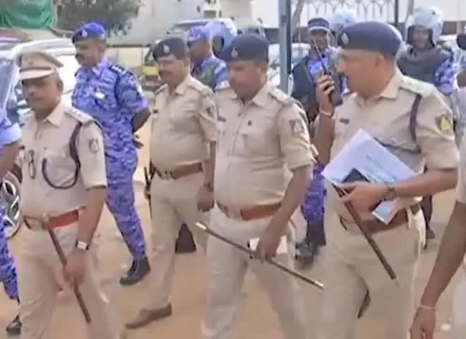ಹುಬ್ಬಳ್ಳಿ ನಗರ: ನಗರದಲ್ಲಿ ಈ ಹಿಂದೆ ಗಲಾಟೆ ನಡೆದ ಪ್ರದೇಶಗಳಲ್ಲಿ ಪೊಲೀಸರು ರೂಟ್ ಮಾರ್ಚ್