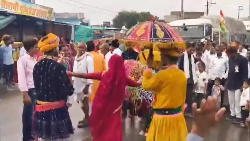 अकलेरा: अकलेर में बाबा रामदेव जयंती के अवसर पर रविवार को मेघवाल और बेरवा समाज ने निकाली शोभायात्रा
