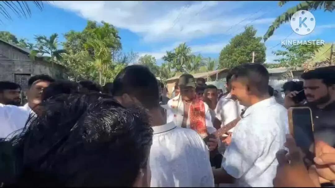 নগাঁও: হাতীপাৰা ৰৌমাৰীত নাওখেল উপভোগ কৰিলে নগাঁও উপ-নিৰ্বাচনৰ বিজেপি প্ৰাৰ্থী দেৱাশীষ শৰ্মাই,গালে মায়াবীনি গীত