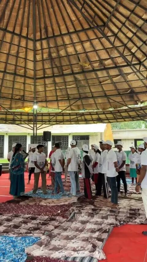 तीन दिन, सैकड़ों आवाज़ें, और बदलाव को देखने का एक नया नज़रिया
युवोदय 2.0 के Day 3 में युवाओं ने गतिविधियों, संवाद और अपनी भागीदारी के ज़रिए दिन को यादगार बनाया।
कुछ पल सीखने के थे, कुछ खुलकर बोलने के, और कुछ बस साथ मिलकर मुस्कुराने के।
क्योंकि बदलाव की शुरुआत अक्सर एक साथ कदम बढ़ाने से होती है।
Yuvoday 2.0 | Day 03 | Bastar
Change in Progress.
#Yuvoday2 #Yuvoday #Bastar #BastarYouth #YouthLeadership #ChangeInProgress