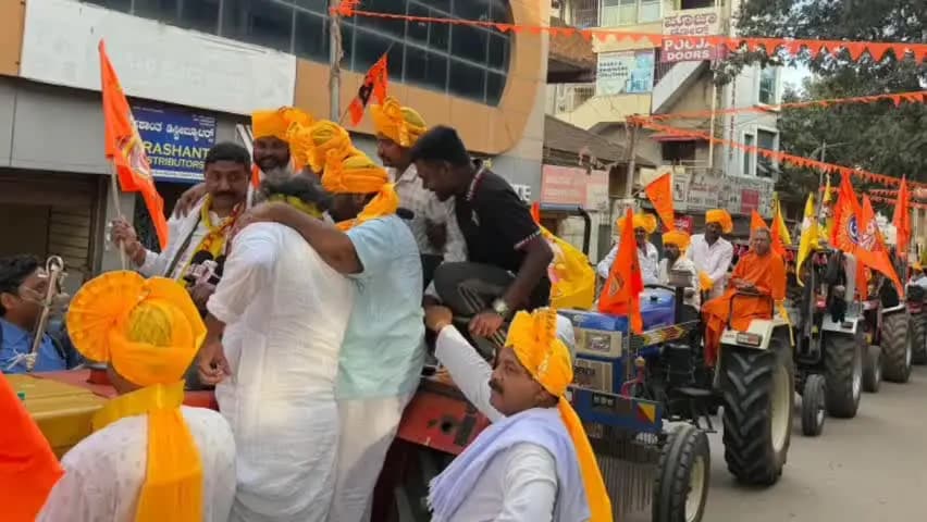 ಹುಬ್ಬಳ್ಳಿ ನಗರ: ಹುಬ್ಬಳ್ಳಿ ನಗರದ ಮೂರು ಸಾವಿರ ಮಠದಿಂದ ಬೃಹತ್ ಟ್ರ್ಯಾಕ್ಟರ್ ಪ್ರತಿಭಟನಾ ರ್ಯಾಲಿ
