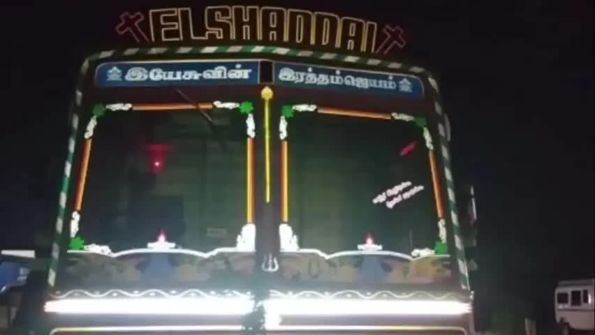 கயத்தாறு: கயத்தாறு திருநெல்வேலி சாலையில் இருசக்கர நிலைத்தருமாறு கீழே விழுந்து லாரி ஏரி இருவர் பலி