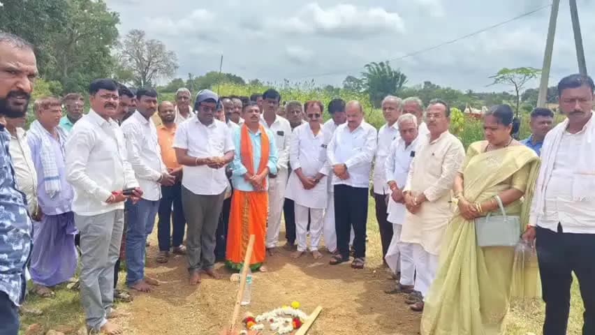 ಕುಂದಗೋಳ: ಕುಂದಗೋಳ ತಾಲೂಕಿನ ಶೆರೇವಾಡ ಗ್ರಾಮದ ಶ್ರೀ ಬಸವೇಶ್ವರ ದೇವಸ್ಥಾನದ ಮುಂದಿನ ರಸ್ತೆಯಿಂದ ಡಬ್ಬಡಬ್ಬಿ ಹಳ್ಳದವರೆಗೆ ರಸ್ತೆ ಅಭಿವೃದ್ಧಿ ಕಾಮಗಾರಿ