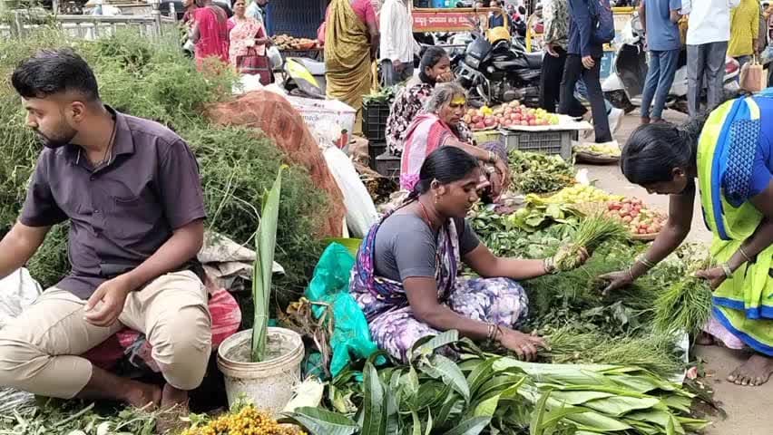 ಧಾರವಾಡ: ಗಣೇಶೋತ್ಸವ ಹಿನ್ನೆಲೆ ಧಾರವಾಡ ಮಾರುಕಟ್ಟೆಯಲ್ಲಿ ಖರೀದಿ ಭರಾಟೆ ಜೋರು