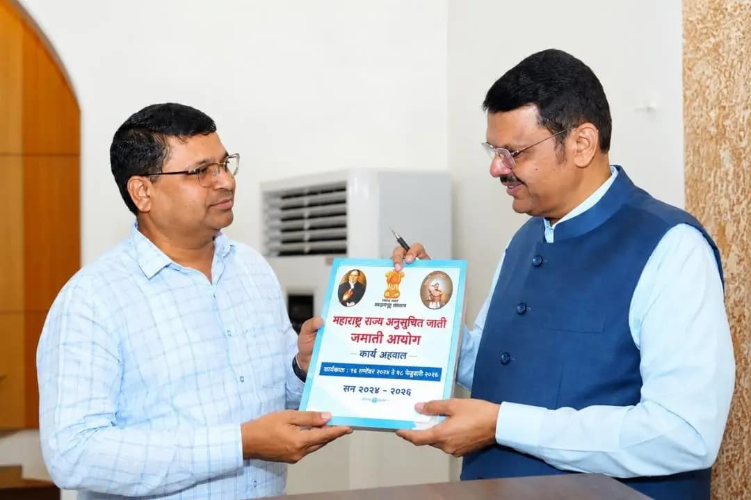 मुंबई उपनगर: अनुसूचित जाती-जमाती आयोगाचा 2024-26 चा अहवाल मुख्यमंत्री फडणवीस यांना सुपूर्द