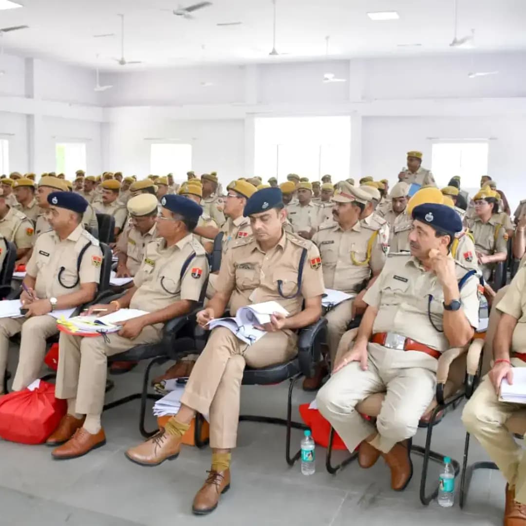 #Chittorgarh police*जिला पुलिस अधीक्षक श्री धर्मेन्द्र सिंह ने ली अपराध गोष्ठी*
*लंबित प्रकरणों के त्वरित निस्तारण एवं अपराधों पर प्रभावी अंकुश के दिए निर्देश*
#चित्तौड़गढ़, 13 सितंबर 2026। जिला पुलिस अधीक्षक श्री धर्मेन्द्र सिंह द्वारा रविवार को पुलिस लाइन स्थित सामुदायिक भवन में अपराध गोष्ठी ली गई। अपराध गोष्ठी में एएसपी मुख्यालय गजेन्द्र सिंह, एएसपी अशोक मीणा, एएसपी सुगन पंवार सहित जिले के डीवाईएसपी, थानाधिकारी एवं अनुसंधान अधिकारी उपस्थित रहे। बैठक में जिले में अपराध की स्थिति, लंबित प्रकरणों तथा अनुसंधान की प्रगति की विस्तृत समीक्षा की गई।
बैठक में भारतीय न्याय संहिता, स्थानीय एवं विशेष अधिनियम, निरोधात्मक कार्रवाई, वाहन चोरी, महिला अत्याचार एवं एससी/एसटी एक्ट से संबंधित प्रकरणों की समीक्षा की गई। साथ ही लंबित अनुसंधान, चालान एवं एफआर, री-ओपन प्रकरण तथा धारा 193(9) बीएनएसएस के मामलों की प्रकरणवार समीक्षा कर लंबित प्रकरणों के शीघ्र निस्तारण के निर्देश दिए गए।
इसके अलावा POCSO, दुष्कर्म, एससी/एसटी एक्ट एवं एनडीपीएस एक्ट के लंबित प्रकरणों, 60 एवं 90 दिवस की समयावधि में प्रकरणों के निस्तारण, ई-साक्ष्य, ई-समन एवं संगठित अपराध से संबंधित प्रकरणों की भी समीक्षा की गई।
बैठक में साइबर अपराधों की थानावार स्थिति एवं रोकथाम के लिए चलाए जा रहे अभियानों की समीक्षा करते हुए जिला पुलिस अधीक्षक श्री धर्मेन्द्र सिंह ने अधिकारियों को अपराधों पर प्रभावी नियंत्रण, लंबित प्रकरणों के त्वरित एवं गुणवत्तापूर्ण अनुसंधान तथा पीड़ितों को समय पर न्याय दिलाने के निर्देश दिए।