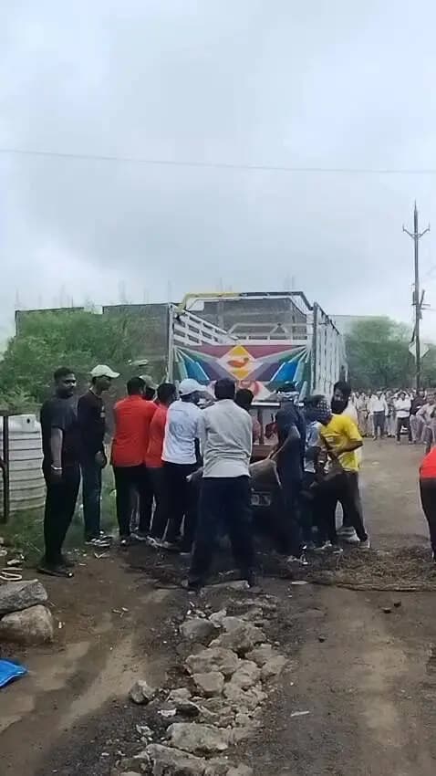 ✅ नगरपालिका की कार्रवाई में 160 लावारिस सुअर पकड़े
✅ हरदा शहर के विभिन्न वार्डों में चलाया गया अभियान, सुअरों को शहर से बाहर किया गया
नगरपालिका हरदा द्वारा शहर में लावारिस सुअरों की समस्या के निराकरण के लिए विशेष अभियान चलाया गया। अभियान के तहत नगरपालिका अमले ने शहर के विभिन्न वार्डों में कार्रवाई करते हुए लगभग 160 लावारिस सुअरों को पकड़कर शहर से बाहर किया।
नगरपालिका द्वारा वार्ड क्रमांक 05, 09, 12, 17, 20, 21, 22, 23, 24, 25, 26, 27, 32, 33 एवं 34 में अभियान चलाया गया। कार्रवाई के दौरान सुअरों को पकड़कर शहर से बाहर किए जाने की व्यवस्था की गई।
नगरपालिका अधिकारी ने बताया कि शहर में स्वच्छता व्यवस्था बनाए रखने तथा नागरिकों को लावारिस सुअरों से होने वाली परेशानी से राहत दिलाने के उद्देश्य से यह कार्रवाई की गई है। अभियान आगे भी आवश्यकता के अनुसार जारी रहेगा।
Jansampark Madhya Pradesh Department of Urban Development & Housing MP
#Harda #NagarPalikaHarda #SwachhHarda #CleanCity