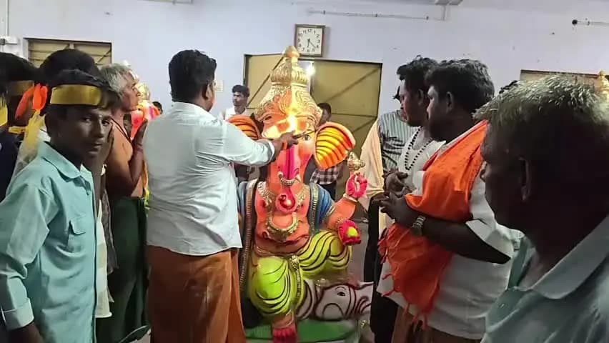 ஆண்டிப்பட்டி: விநாயகர் சதுர்த்தியை முன்னிட்டு ஆண்டிபட்டி பகுதியில் ஆங்காங்கே பிரதிஷ்டை செய்து வழிபட வாகனங்களில் விநாயகர் திருமேனியை ஆரவாரத்தோடு எடுத்துச் சென்றனர்