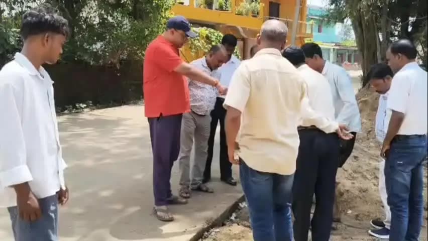 बूरमू: ठाकुरगांव बैंक मोड़ से कोराबार तक सड़क निर्माण में अनियमितता का आरोप, विधायक ने किया निरीक्षण