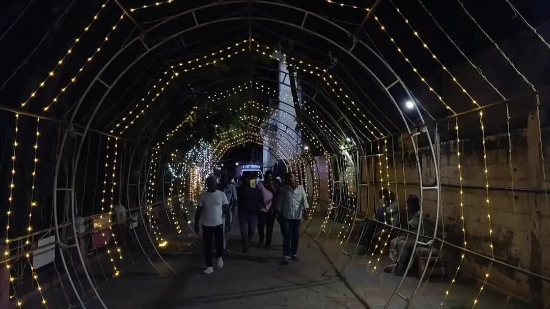 திண்டுக்கல் கிழக்கு: திண்டுக்கல்: 32 அடி உயர விநாயகருக்கு 80 ஆயிரம் மலர்களால் பிரம்மாண்ட அலங்காரம்