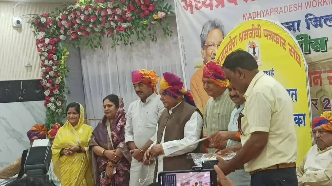 मध्य प्रदेश श्रमजीव पत्रकार संघ के संभागीय अधिवेशन पन्ना में जिले की प्रतिभाओं का विधानसभा अध्यक्ष जी के द्वारा सम्मान.