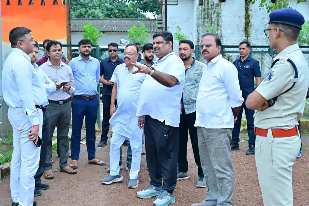 🪔 सेवा संकल्प अभियान में सहभागिता का आह्वान
प्रधानमंत्री श्री नरेन्द्र मोदी जी के 25 वर्षों की राष्ट्रसेवा को समर्पित सेवा संकल्प अभियान के तहत 17 सितम्बर को पुलिस लाइन, दुर्ग में सवा लाख दीप प्रज्ज्वलित किए जाएंगे।
कल कार्यक्रम की तैयारियों को लेकर कैबिनेट मंत्री श्री गजेन्द्र यादव जी, कलेक्टर श्री अभिजीत सिंह जी एवं एसएसपी श्री विजय अग्रवाल जी ने कार्यक्रम स्थल का निरीक्षण कर आवश्यक दिशा-निर्देश दिए।
आइए, इस प्रेरणादायी अवसर पर अधिक से अधिक संख्या में सहभागी बनें और सेवा, समर्पण एवं राष्ट्रनिर्माण के संकल्प को मजबूत करें।
🪔 आपका एक दीप, सेवा संकल्प की एक नई रोशनी।
#SevaSankalpAbhiyan
#सेवा_संकल्प_अभियान
@chhattisgarhcmo
@dpr.chhattisgarh