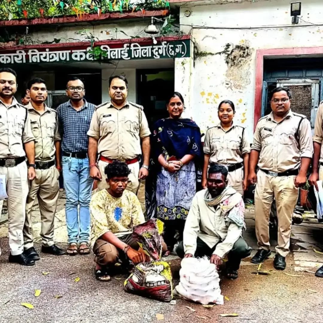 🚨 अवैध मदिरा के विरुद्ध आबकारी विभाग की कार्रवाई
कलेक्टर श्री अभिजीत सिंह के दिशा-निर्देश एवं आबकारी विभाग के मार्गदर्शन में कार्रवाई करते हुए 04 प्रकरणों में कुल 33.84 लीटर अवैध शराब जप्त की गई।
🔹 09 लीटर कच्ची महुआ शराब
🔹 देशी एवं विदेशी मदिरा के पाव जप्त
🔹 04 आरोपी गिरफ्तार कर न्यायिक अभिरक्षा में जेल दाखिल
अवैध मदिरा के कारोबार के विरुद्ध जिला प्रशासन एवं आबकारी विभाग की कार्रवाई लगातार जारी है।
#दुर्ग #आबकारीविभाग #अवैधमदिरा #जिलाप्रशासनदुर्ग #Durg Chhattisgarh