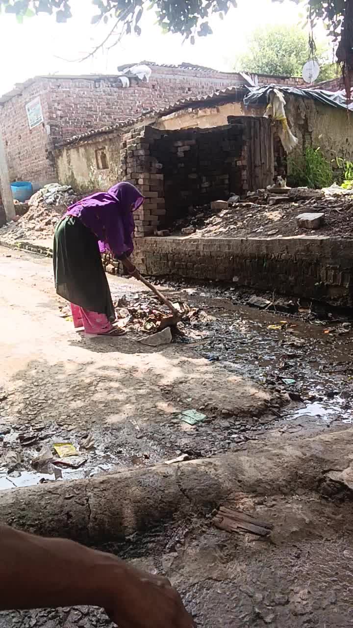 chaurasi gaon mein Koi karmchari nahin aata Hai