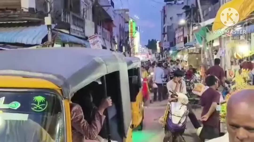 ஆம்பூர்: பஜார் பகுதியில் விநாயகர் சதுர்த்தி விழாவை முன்னிட்டு கலைகட்டிய விற்பனை போக்குவரத்து நெரிசல் சிக்கிய ஆம்புலன்ஸ் பொதுமக்கள் அவதி