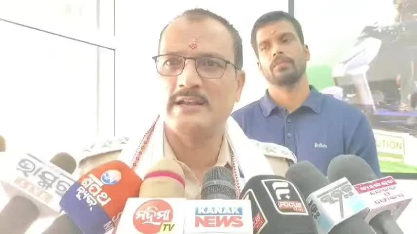 ବସ୍ତା: ଅମର୍ଦାରୋଡ଼ ରେଲୱେ ଷ୍ଟେସନ ସାମ୍ନାରେ ev ସୋରୁମ ଉଦଘାଟନ କଲେ ବସ୍ତା ଥାନା ଅଧିକାରୀ ରଂଜିତ କୁମାର ସାହୁ