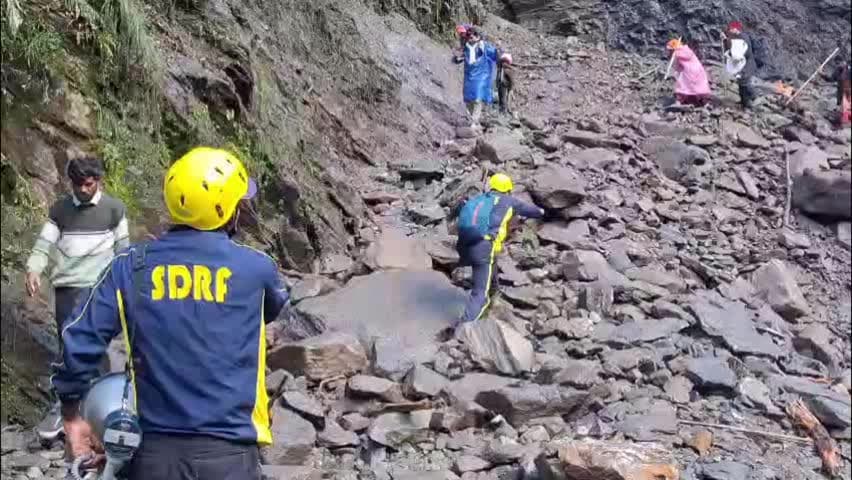 देहरादून: केदारनाथ पैदल मार्ग पर लैंडस्लाइड से करीब 1000 यात्री फंसे, यात्रा रोकी गई