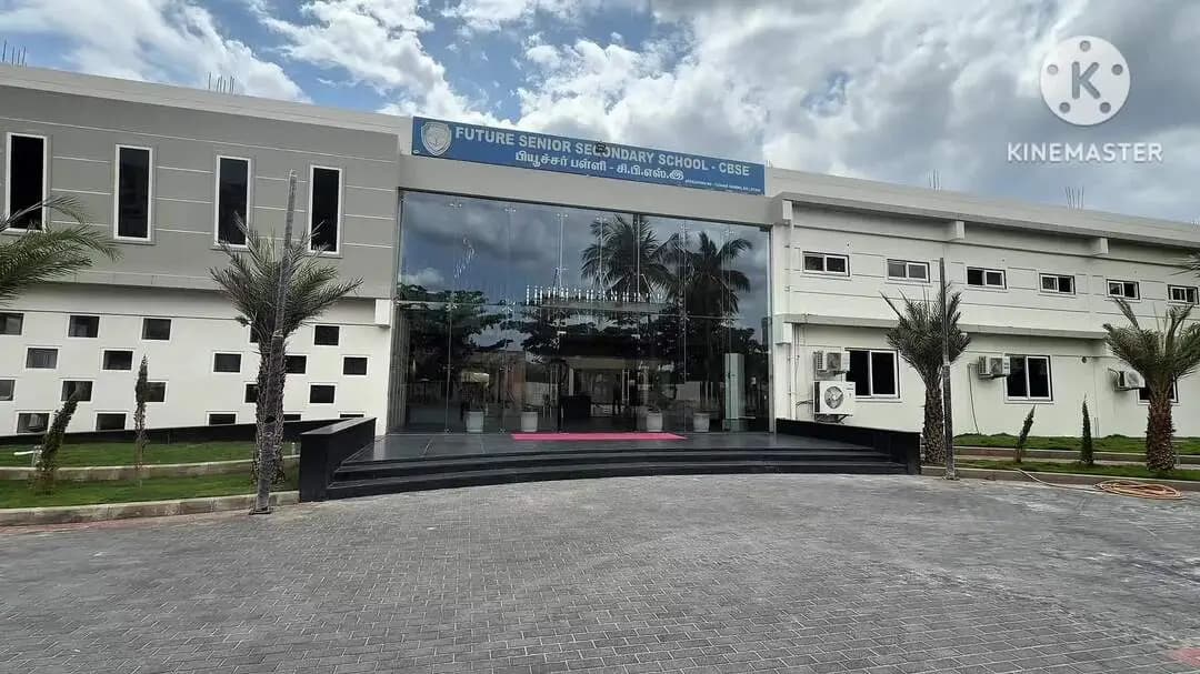 ஆம்பூர்: சோலூர் பகுதியில் விநாயகர் சதுர்த்தி விழாவையொட்டி விநாயகர் உருவில் அமர்ந்து அசத்திய பள்ளி மாணவர்கள்