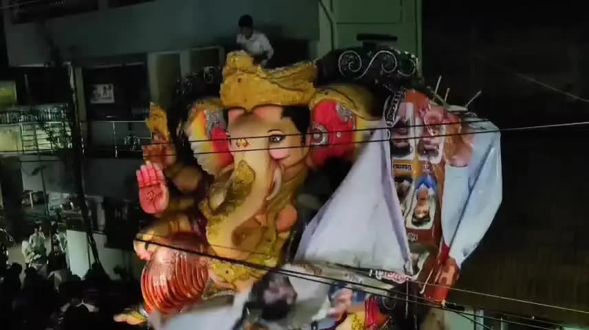 துறையூர்: காமெடி பகுதியில் பிரதசை செய்யப்பட்ட விநாயகர் சிலையை அப்புறப்படுத்த வந்த வருவாய் துறையினர் மற்றும் காவல் துறையினர் உடன் பொதுமக்கள் வாக்குவாதம்
