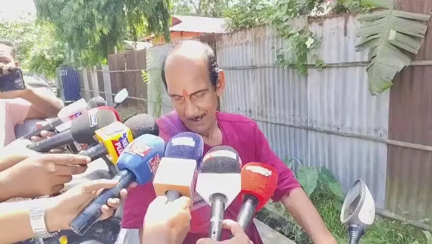 বিলাসীপাৰা ভাগ: গৌৰীপুৰ বাসগৃহত ৰামানুজনৰ পত্নীৰ আদ্যশ্ৰাদ্ধ অনুষ্ঠানত ৰামানুজনৰ মৃত্যুৰ খবৰ পাই আধাতে সামৰি পূৰোহিতৰ প্ৰতিক্ৰিয়া।