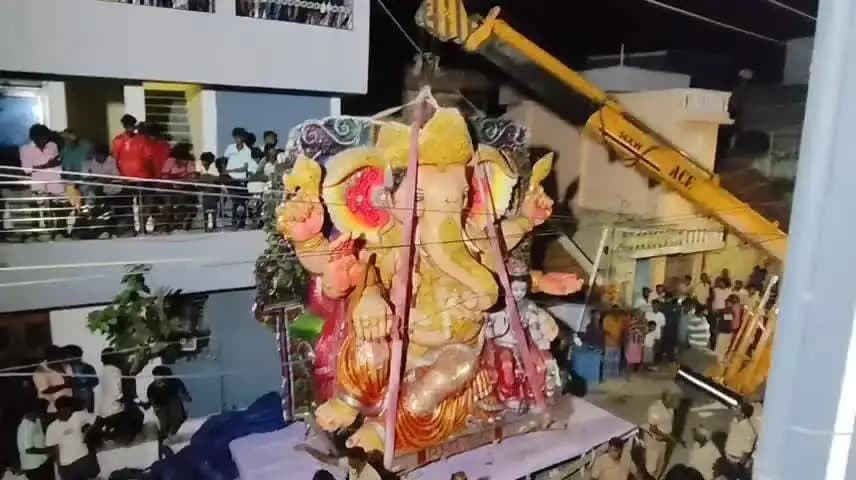 துறையூர்: பொதுமக்கள் மற்றும் பக்தர்கள் கோரிக்கையை ஏற்க மறுத்து 18 அடி உயர சிலையை கிரேன் உதவியுடன் அப்புறப்படுத்திய வருவாய்த்துறையினர் காமண்டி பகுதியில் பரபரப்பு