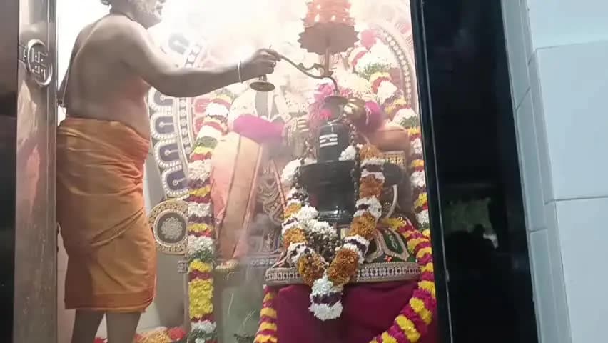 ஈரோடு: மாநகராட்சி வளாகத்தில் அமைந்துள்ள அருள்மிகு வலம்புரி விநாயகர் ஆலயத்தில் விநாயகர் சதுர்த்தி வெகு விமர்சையாக நடைபெற்றது